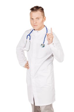 Beyaz önlük ve stetoskop karışıklık genç erkek doktor. PEO