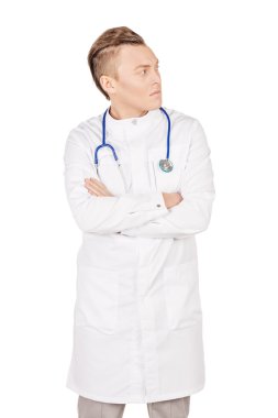 Beyaz önlük ve stetoskop karışıklık genç erkek doktor. PEO