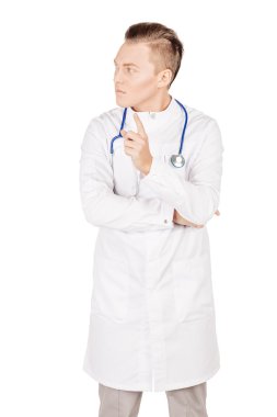Beyaz önlük ve stetoskop karışıklık genç erkek doktor. PEO
