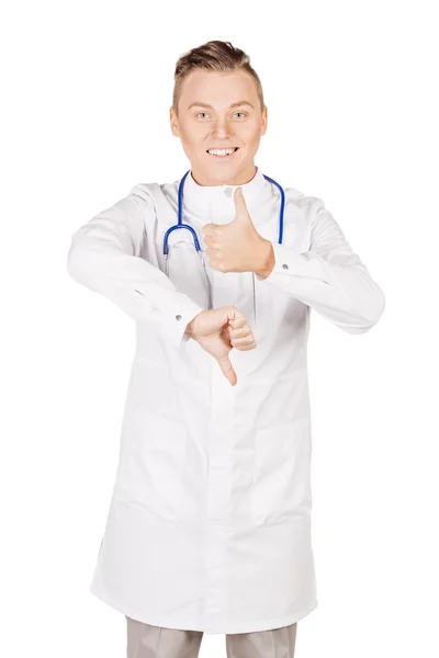 Jeune médecin masculin en manteau blanc montrant différents gestures- thum — Photo