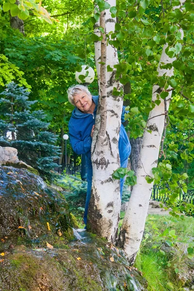 Mosolygó vezető nő mögött a nyírfa Jogdíjmentes Stock Fotók