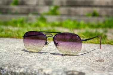 Bir taş üzerinde güneş gözlüğü