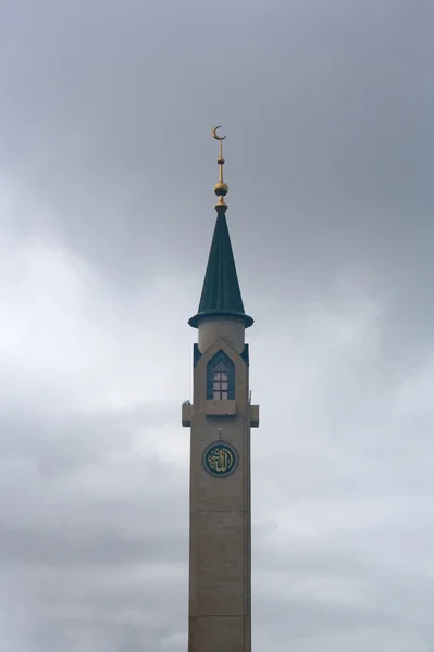 Minarett auf dem Hintergrund von Gewitterwolken — Stockfoto
