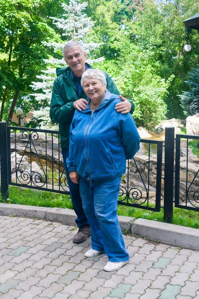 Sonriendo hombre y mujer senior —  Fotos de Stock