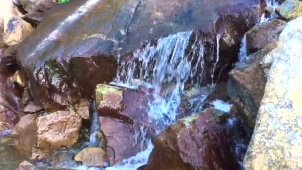 Água clara do rio e pedras, derramamento de água de leitura, água de nascente natureza ar fresco, floresta, grama, céu azul — Vídeo de Stock