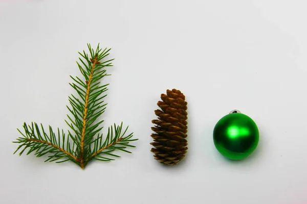Різдвяна ялинка на білому тлі, дерево і шишки, іграшки, кульки — стокове фото