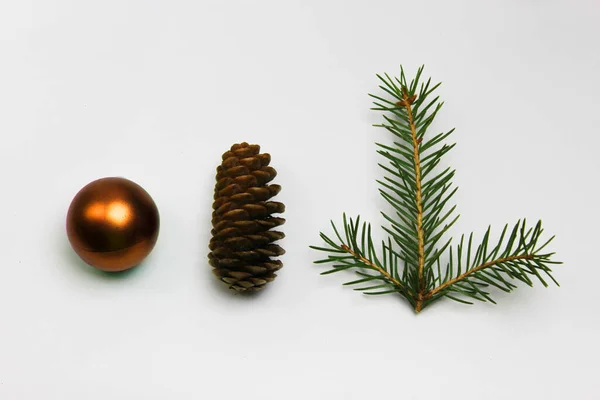 Beyaz arka planda noel ağacı, ağaç ve koniler, oyuncaklar, toplar