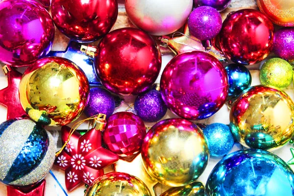 Julpynt, färgglada bollar, tinsel, glitter, mockup, plats för text, — Stockfoto