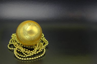 Noel süslemeleri, renkli toplar, süsler, ışıltılar, maketler, metin için yer,