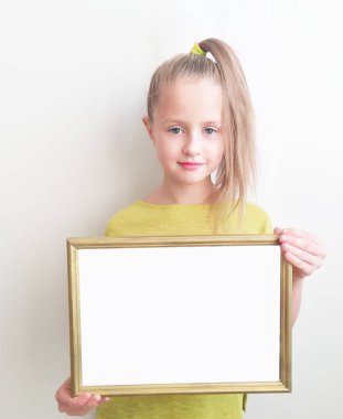 Beyaz bir arka planda, fotoğraf için çerçeve ya da pankart için çerçeve tutan bir kız.