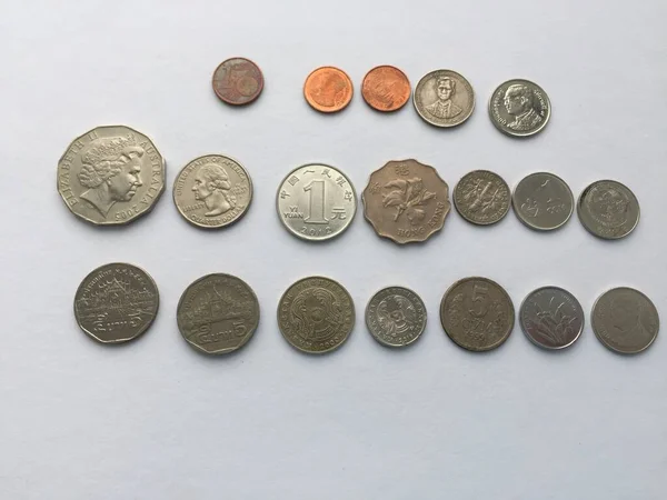 Dinheiro velho, moedas de diferentes países do mundo, dinheiro do mundo, moedas de ouro e prata, moeda, mone — Fotografia de Stock