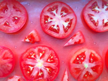 Taze sebzeler, kırmızı domates, masada meyve suyu, domates suyu, portakal suyu, maydanoz, otlar, salata, yeşil domatesler tabakta, domatesler beyaz arka planda..