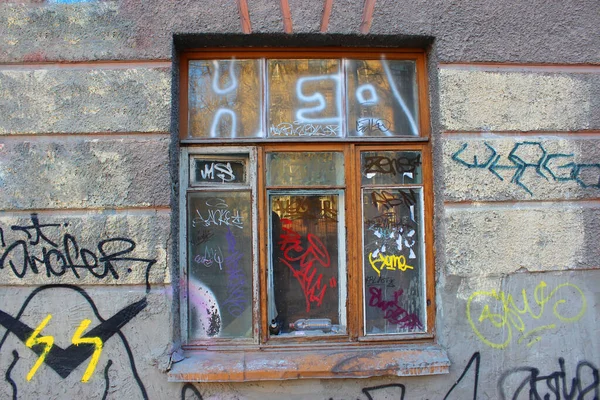 The facade of the historic building was painted with vandals and trash was thrown — Stock Photo, Image