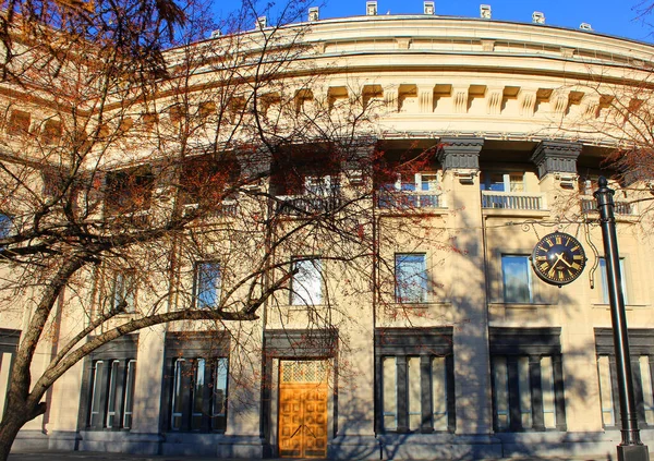 Une horloge sur le côté d'un bâtiment — Photo