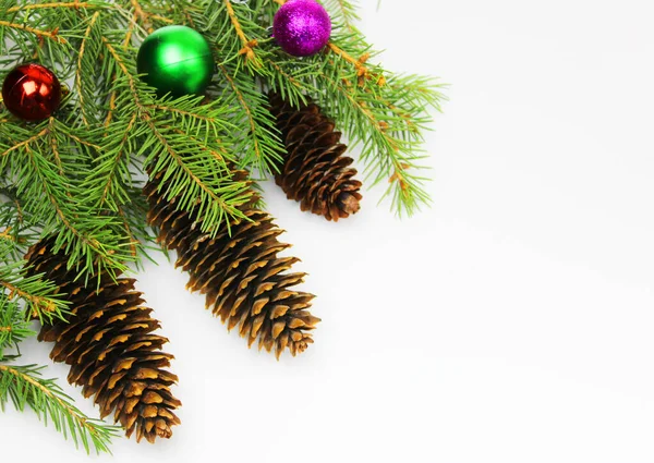 Árbol de navidad sobre un fondo blanco, árbol y conos, juguetes, bolas —  Fotos de Stock