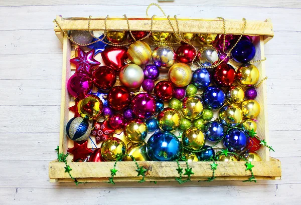 Décorations de Noël, boules colorées, tinsel, scintillements, maquettes, place pour le texte, — Photo