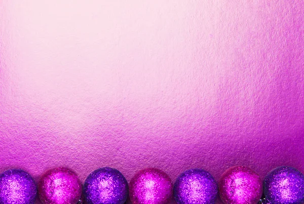Julpynt, färgglada bollar, tinsel, glitter, mockup, plats för text, — Stockfoto