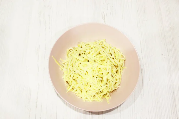 Makaron, spaghetti w różowej misce z serem na białym na starym i zabytkowym drewnianym stole. Talerz pysznego makaronu z serem podawanym na kolację. Zamknięte. z przestrzenią kopiowania. poziomy — Zdjęcie stockowe