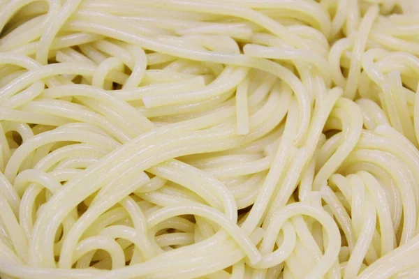 Makaron, spaghetti w różowej misce z serem na białym na starym i zabytkowym drewnianym stole. Talerz pysznego makaronu z serem podawanym na kolację. Zamknięte. z przestrzenią kopiowania. poziomy — Zdjęcie stockowe