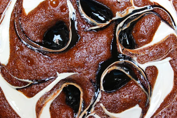 Tasarımın için çikolatalı pasta. Fındıklı karamel çikolatalı kek. Ev yapımı çikolatalı kek, yakın plan şekerli..