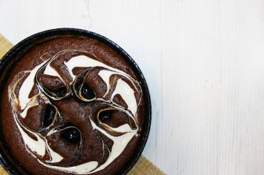 Tasarımın için çikolatalı pasta. Fındıklı karamel çikolatalı kek. Ev yapımı çikolatalı kek, yakın plan şekerli..