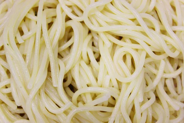 Makaron, spaghetti w różowej misce z serem na białym na starym i zabytkowym drewnianym stole. Talerz pysznego makaronu z serem podawanym na kolację. Zamknięte. z przestrzenią kopiowania. poziomy — Zdjęcie stockowe