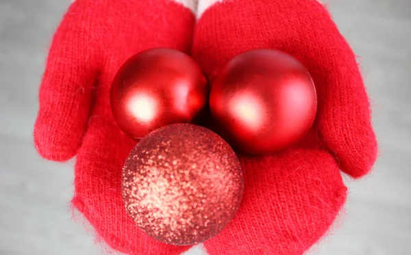 Boules de Noël rouges avec des paillettes dans les manches rouges. sur fond blanc. décorations de Noël brillantes avec fond coloré dans une ambiance festive. Décorations de Noël — Photo