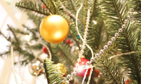 Різдвяне дерево соснове місце для писання кристамів тло Нових Років натюрморт, різдвяні іграшки. на задньому плані прикрашеного різдвяного дерева й скриньки з подарунками. — стокове фото