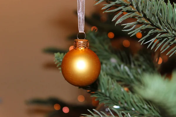 Árvore de Natal pinho lugar para lettering fundo de Natal Ano Novo ainda vida, brinquedos de árvore de Natal. contra o fundo de uma árvore de Natal decorada e caixas com presentes — Fotografia de Stock