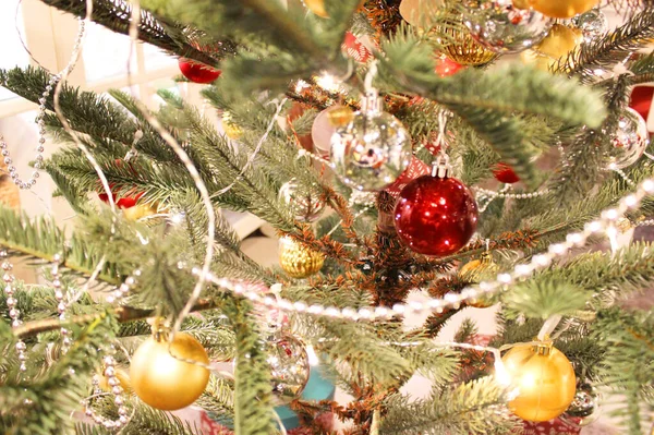 Kerstboom dennenplaats voor belettering kerst achtergrond Nieuwjaar stilleven, kerstboom speelgoed. tegen de achtergrond van een versierde kerstboom en dozen met geschenken — Stockfoto