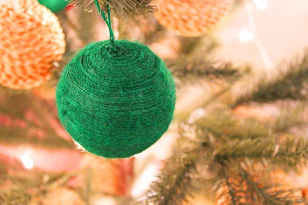 Noel ağacı çam ağacı, yeni yıl arkaplanı, natürmort, Noel ağacı oyuncakları. Noel ağacının arka planında hediyeler ve kutular var.