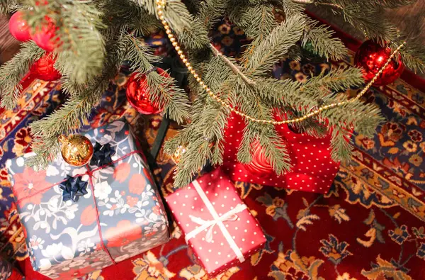 Julgran furu plats för bokstäver jul bakgrund nyår stilleben, julgran leksaker. mot bakgrund av en dekorerad julgran och lådor med gåvor — Stockfoto