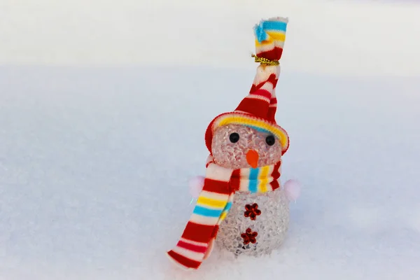 Snowman Christmas background with colored Christmas toys, decorations on a white snow background Merry Christmas theme of winter holidays. in the snow with gentle boke Close-up. Copy space. snowflake — Stock Photo, Image