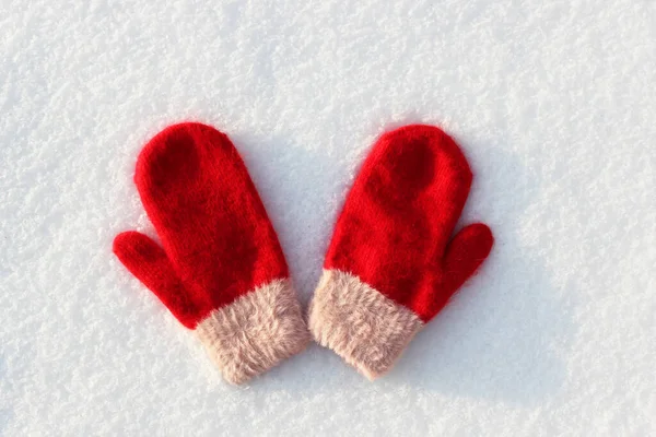 Red mittens lie on the snow. mitten lying on the snow in winter. Holiday Decorations Christmas and New Year Traditions Panoramic Banner Free Space Text Top View Flst lay. Christmas winter background — Stock Photo, Image