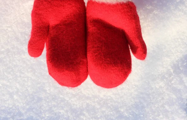 Red mittens lie on the snow. mitten lying on the snow in winter. Holiday Decorations Christmas and New Year Traditions Panoramic Banner Free Space Text Top View Flst lay. Christmas winter background — Stock Photo, Image