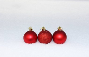 Renkli Noel baloları, Noel oyuncakları, balolar, beyaz karlı arka planda süslemeler... Mutlu Noel temalı kış tatilleri. Nazik bir boke ile karda. Yakın plan. Anlaşıldı.