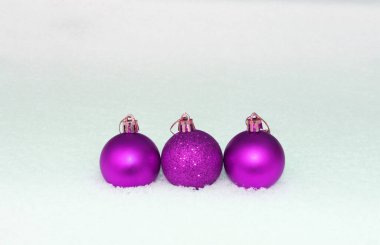 Renkli Noel baloları, Noel oyuncakları, balolar, beyaz karlı arka planda süslemeler... Mutlu Noel temalı kış tatilleri. Nazik bir boke ile karda. Yakın plan. Anlaşıldı.