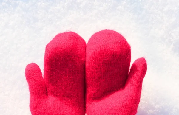 Red mittens lie on the snow. mitten lying on the snow in winter. Holiday Decorations Christmas and New Year Traditions Panoramic Banner Free Space Text Top View Flst lay. Christmas winter background — Stock Photo, Image