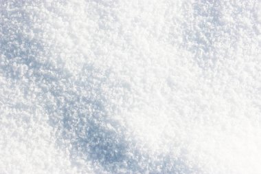 Güneşli havada kar. Taze kar zemini. Yüksek açılı kar dokusu manzarası. Kar yağışı ve düşen karla doğal kış arkaplanı.. 