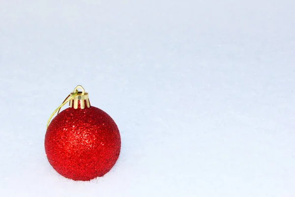 Renkli Noel baloları, Noel oyuncakları, balolar, beyaz karlı arka planda süslemeler... Mutlu Noel temalı kış tatilleri. Nazik bir boke ile karda. Yakın plan. Anlaşıldı. — Stok fotoğraf