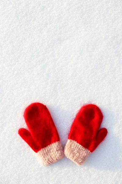 Red mittens lie on the snow. mitten lying on the snow in winter. Holiday Decorations Christmas and New Year Traditions Panoramic Banner Free Space Text Top View Flst lay. Christmas winter background — Stock Photo, Image
