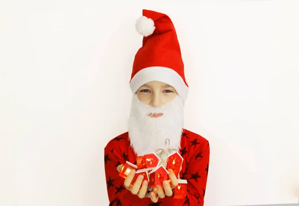 Piccolo Babbo Natale dà regali maglione rosso Natale e regalo di Capodanno. La bambina felice in cappello di Babbo Natale ha un Natale — Foto Stock