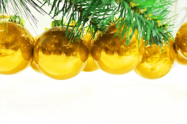 Árvore de Natal pinho lugar para lettering fundo de Natal Ano Novo ainda vida, brinquedos de árvore. contra o de uma árvore decorada e caixas com presentes — Fotografia de Stock