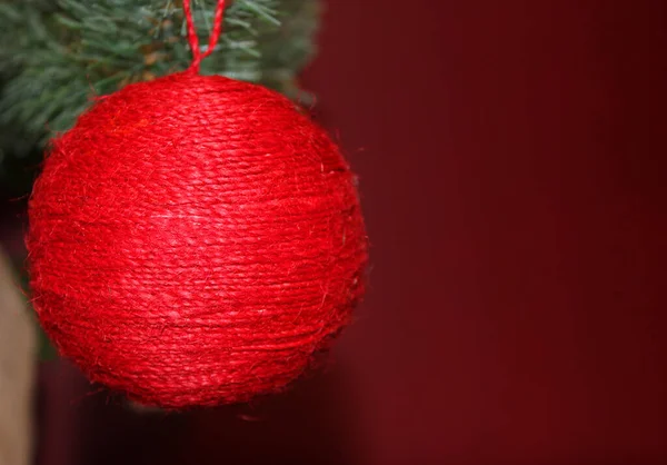 用绳子做的球，针织的球，圣诞玩具圣诞树松树的地方写着圣诞的背景新年还在，圣诞树玩具。在装饰过的圣诞背景下 — 图库照片