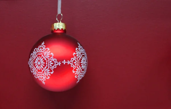 Kırmızı toplar, Noel oyuncakları yeni yıl arkaplanı, yeni yıl oyuncakları ve ağaç oyuncakları için özel bir yer. Süslü bir ağaç ve içinde hediyeler olan kutular. — Stok fotoğraf