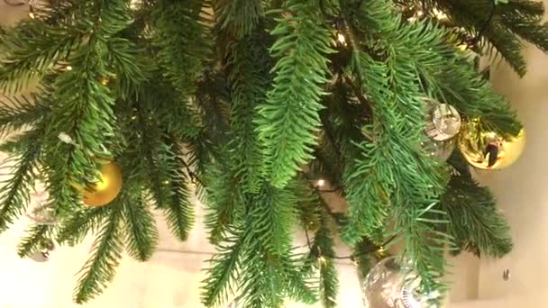 Árbol de Navidad decorado. Adornos rojos, plateados y verdes sobre madera. Decoraciones del árbol de Navidad Muchas grandes bolas de oro y azul, rojo. Árbol de Navidad. Interior de Año Nuevo. Árbol de Navidad, felices fiestas — Vídeo de stock