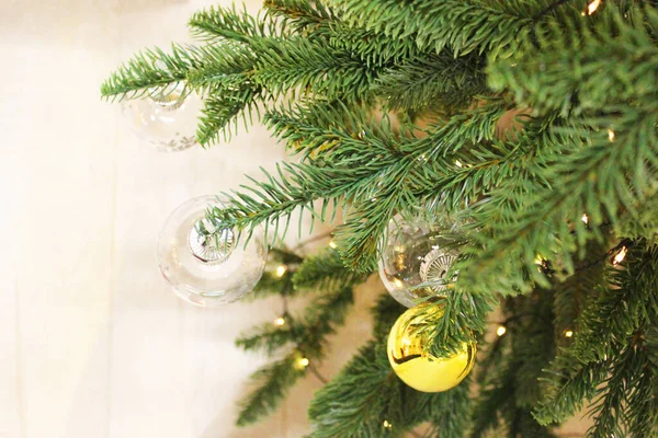 Dekorerad julgran. Röda, silver och gröna prydnader på trä. Julpynt Massor av stora guld och blå, röda bollar. Julgran. Nyårsinredning. Julgran, glada högtider — Stockfoto