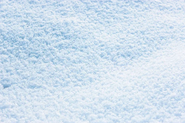 Neve em tempo ensolarado. fundo de neve fresca. alto ângulo de visão da textura da neve Fundo de inverno natural com derivas de neve e queda de neve. — Fotografia de Stock