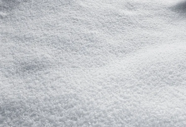 Neve con tempo soleggiato. sfondo neve fresca. alto angolo di vista della struttura della neve sfondo invernale naturale con cumuli di neve e neve caduta. — Foto Stock
