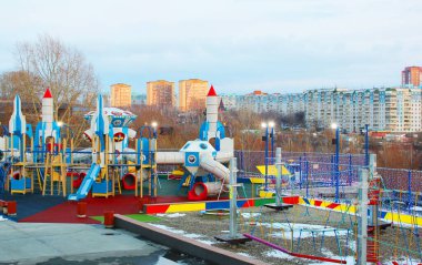 Çocuk parkları, dinlenme alanlarıyla birlikte yere tırmanma ve kayma olasılığı olan yerler. Yeni moda. İlginç, eğlenceli sürüşlerle. yumuşak yüzey. Açık hava çocuk parkı. Spor gelişimi